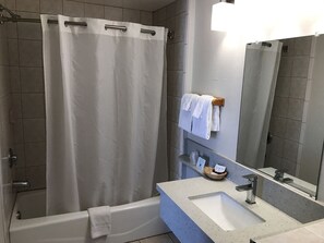 Habitación Deluxe, 1 cama de matrimonio | Baño | Bañera y toallas