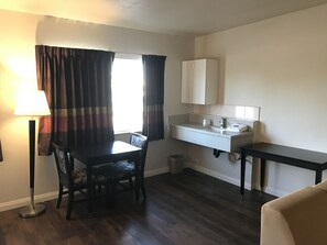 Studio – grand | Spiseområde på rommet