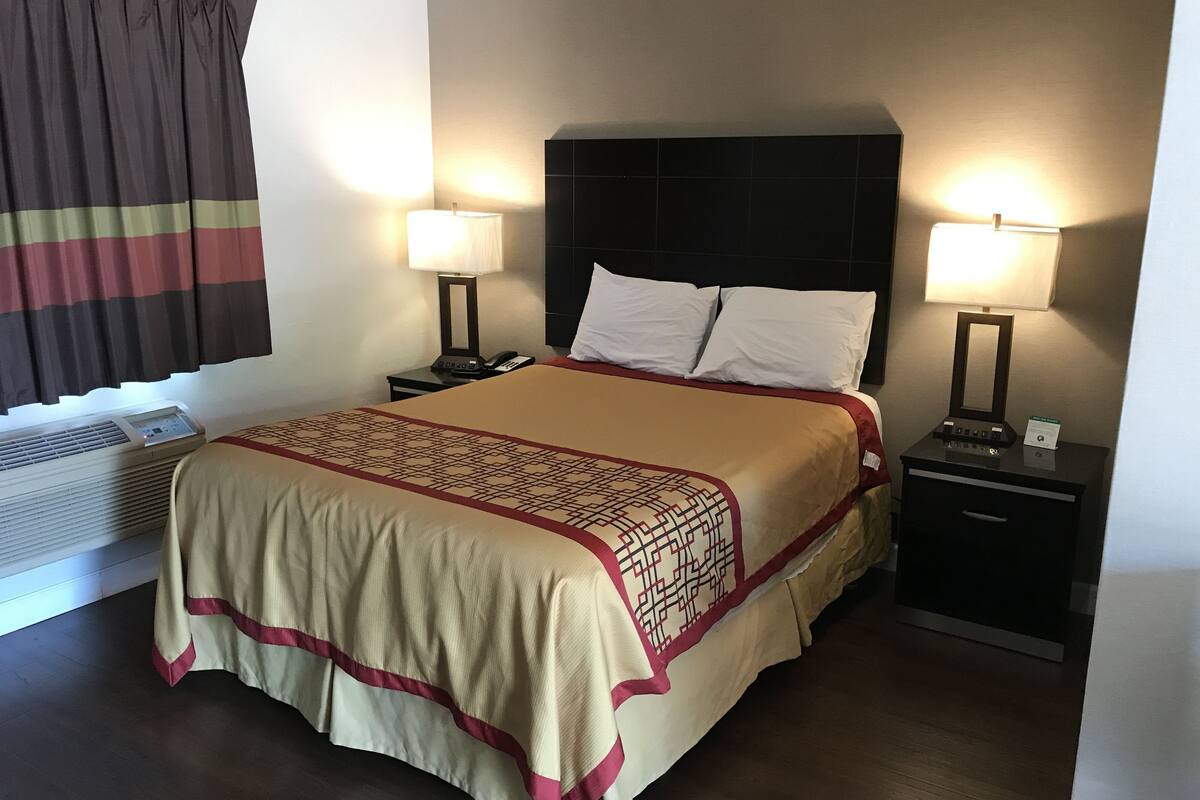 Desk, laptop workspace, WiFi (free), bed sheets