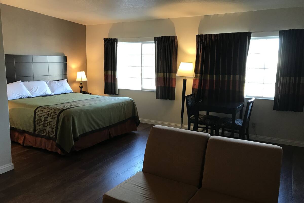 Grand Studio | Desk, laptop workspace, WiFi (free), bed sheets