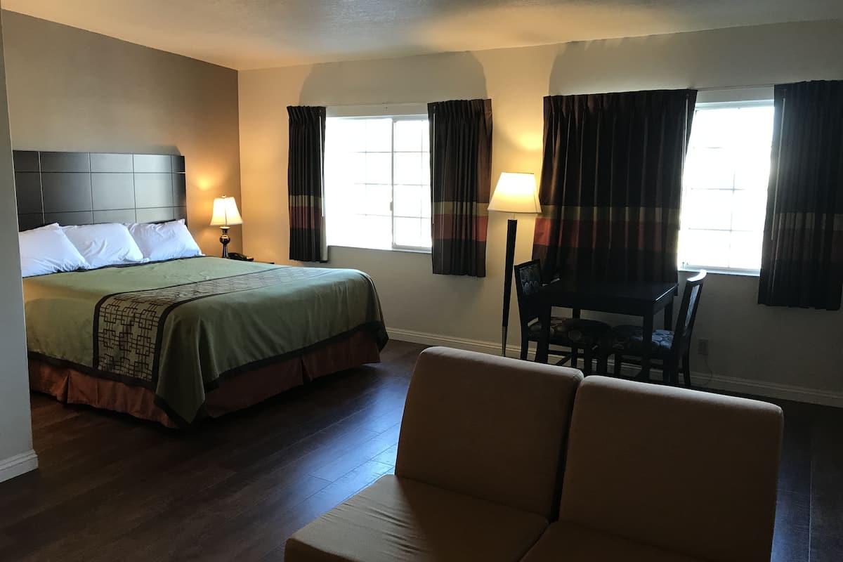 Grand Studio | 1 bedroom, desk, laptop workspace, free WiFi