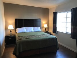 Grand Studio | Desk, laptop workspace, free WiFi, bed sheets