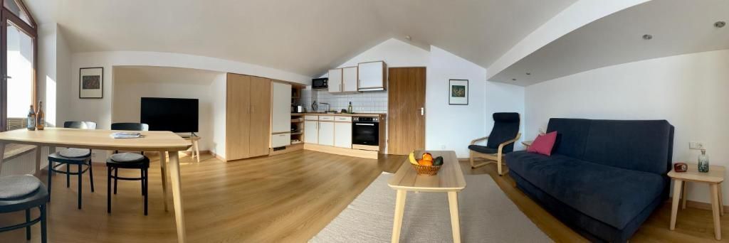 Un apartamento moderno con comedor, cocina y sala de estar.