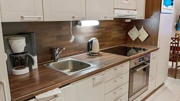 Fridge, microwave, dishwasher, cookware/dishes/utensils