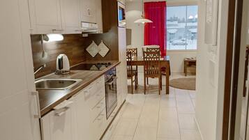 Fridge, microwave, dishwasher, cookware/dishes/utensils