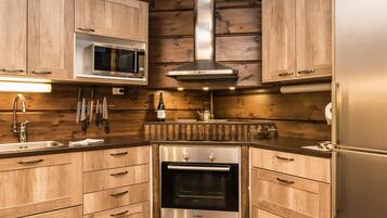 Fridge, microwave, dishwasher, cookware/dishes/utensils