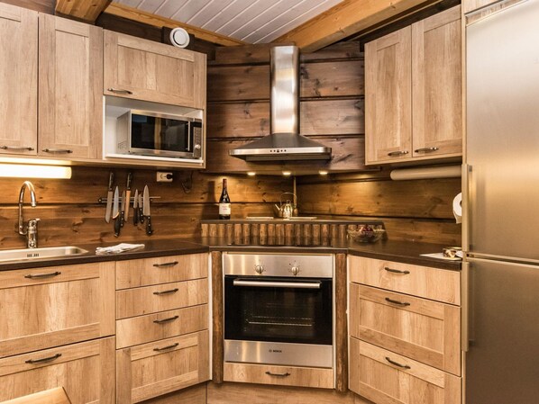 Refrigerador, microondas, lavavajillas y utensilios de cocina 