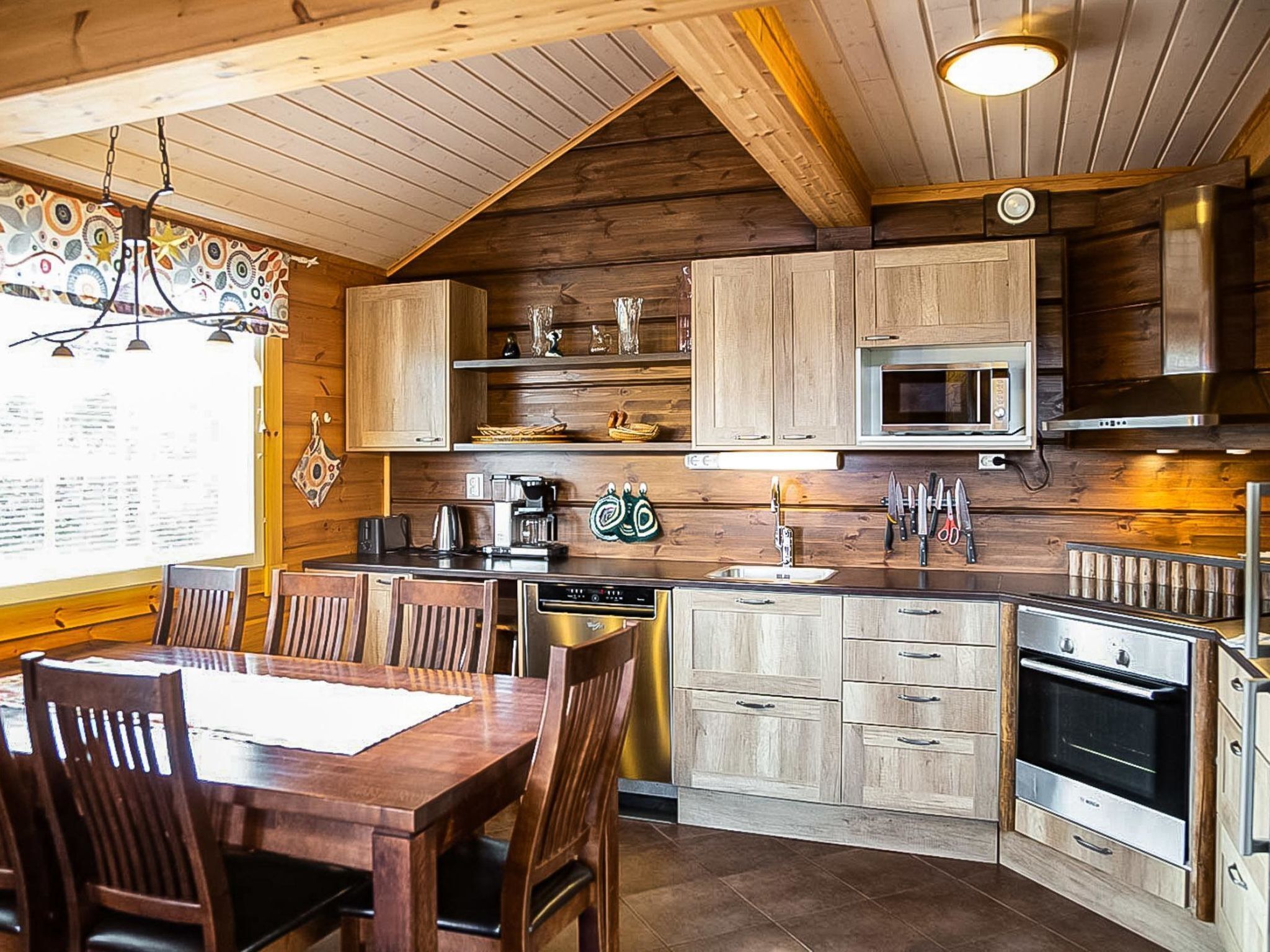 Frigorífico, microondas, lavavajillas y utensilios de cocina