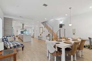 Dining -  Poolside Sanctuary 4B 4B heated pool ,Jacuzzi 1Gb internet.  (Miami)