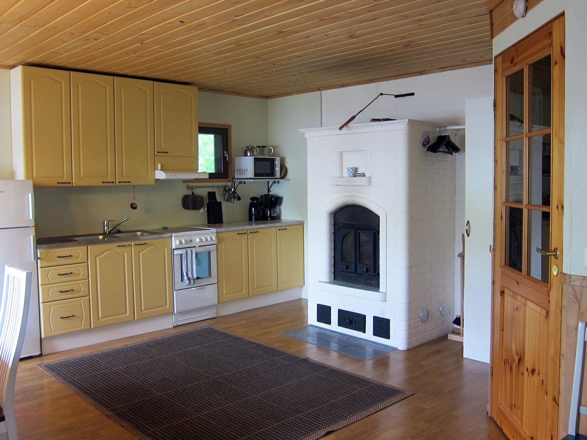 Refrigerador, microondas, utensilios de cocina