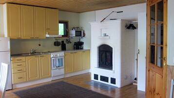 Geladeira, micro-ondas, talheres/pratos/utensílios de cozinha