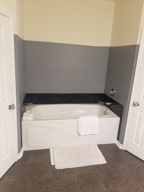 Hiustenkuivaaja, pyyhkeet, saippua, vessapaperi