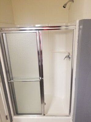 Secador de cabelo, toalhas de banho, sabonete, papel higiênico