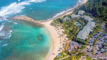Sulla spiaggia, lettini da mare, teli da spiaggia