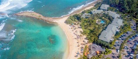En la playa, sillas reclinables de playa, toallas de playa