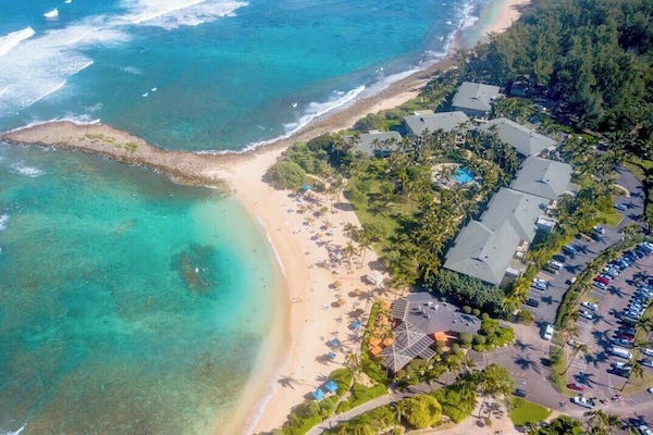 Aan het strand, ligstoelen aan het strand, strandlakens