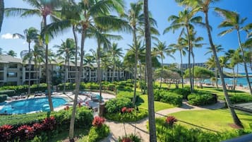 Utendørsbasseng og et oppvarmet basseng