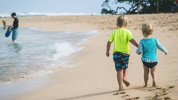 På stranden, solsenger og strandhåndklær