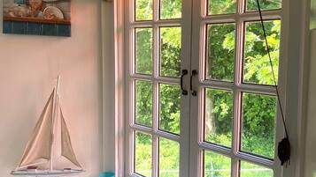 Basic-Villa, Mehrere Betten, eingeschränkter Meerblick | Badezimmer | Dusche, Haartrockner, Handtücher