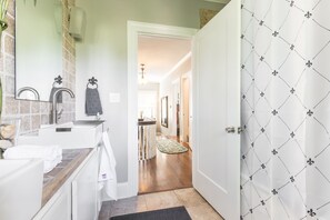 Combined shower/tub, jetted tub, hair dryer, towels