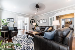 TV - The Roux House Offers Luxury, Comfort & Location! (Dallas)