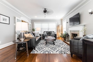 TV - The Roux House Offers Luxury, Comfort & Location! (Dallas)