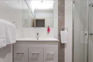 Apartemen, dapur | Kamar mandi | Shower, pengering rambut, handuk, dan sabun