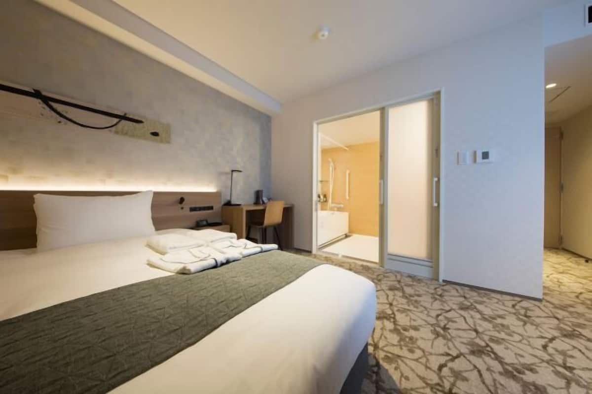 1 slaapkamer, donzen dekbedden, een kluis op de kamer