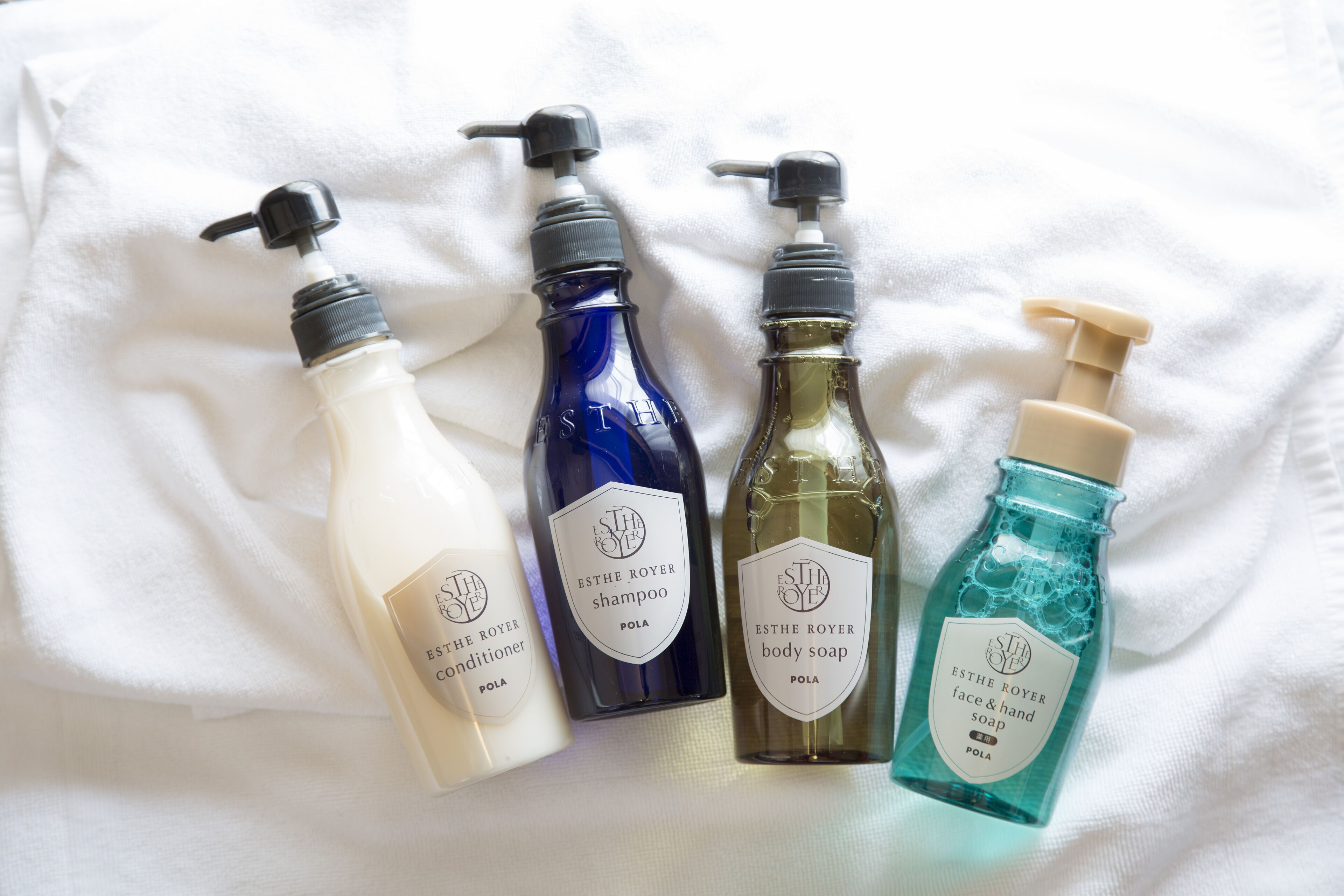 combined shower/bathtub, deep-soaking bathtub, free toiletries