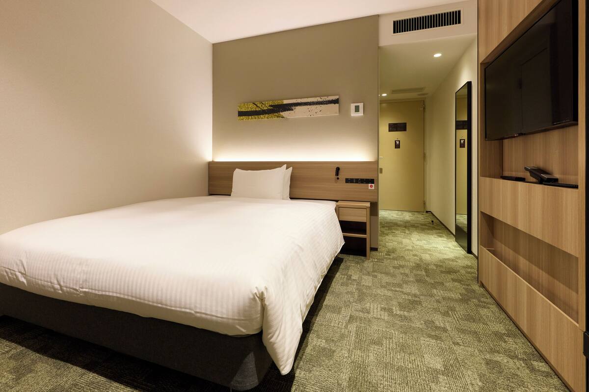 Standard Double Room, 1 Queen Bed, Non Smoking | 1 bedroom, down duvets, in-room safe, blackout curtains