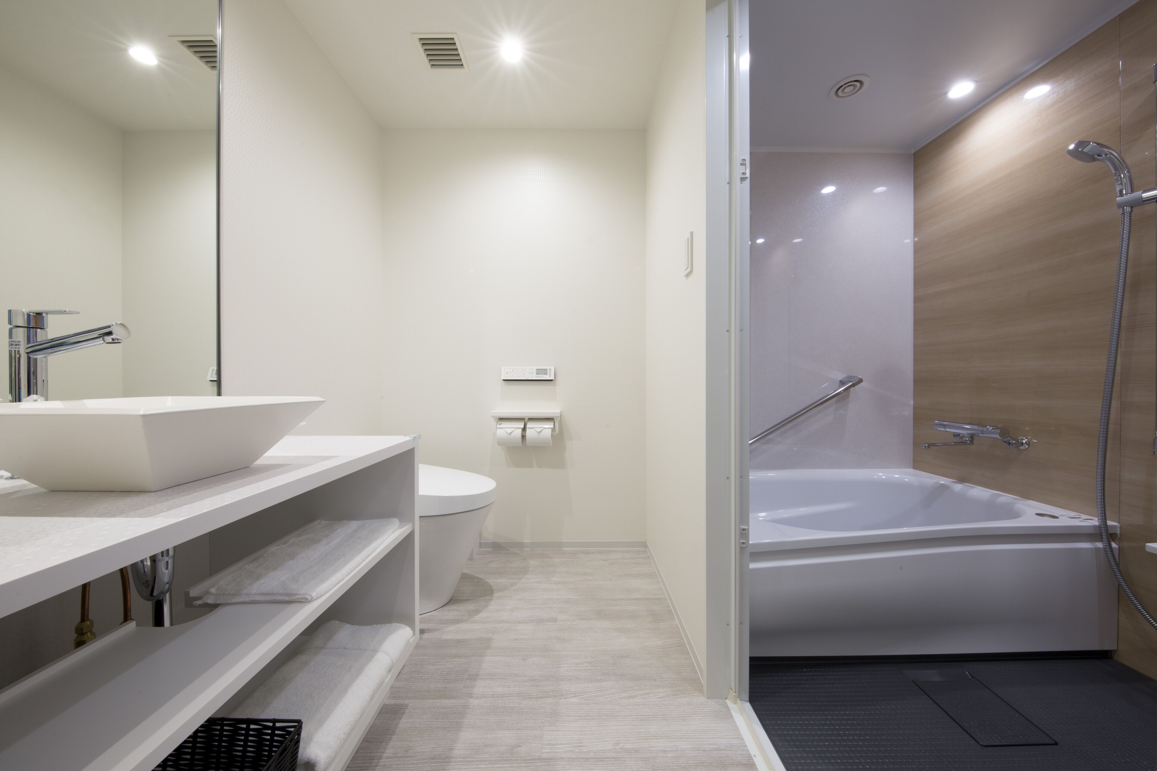 standard single room, non smoking | bathroom | combined shower/bathtub, deep-soaking bathtub, free toiletries