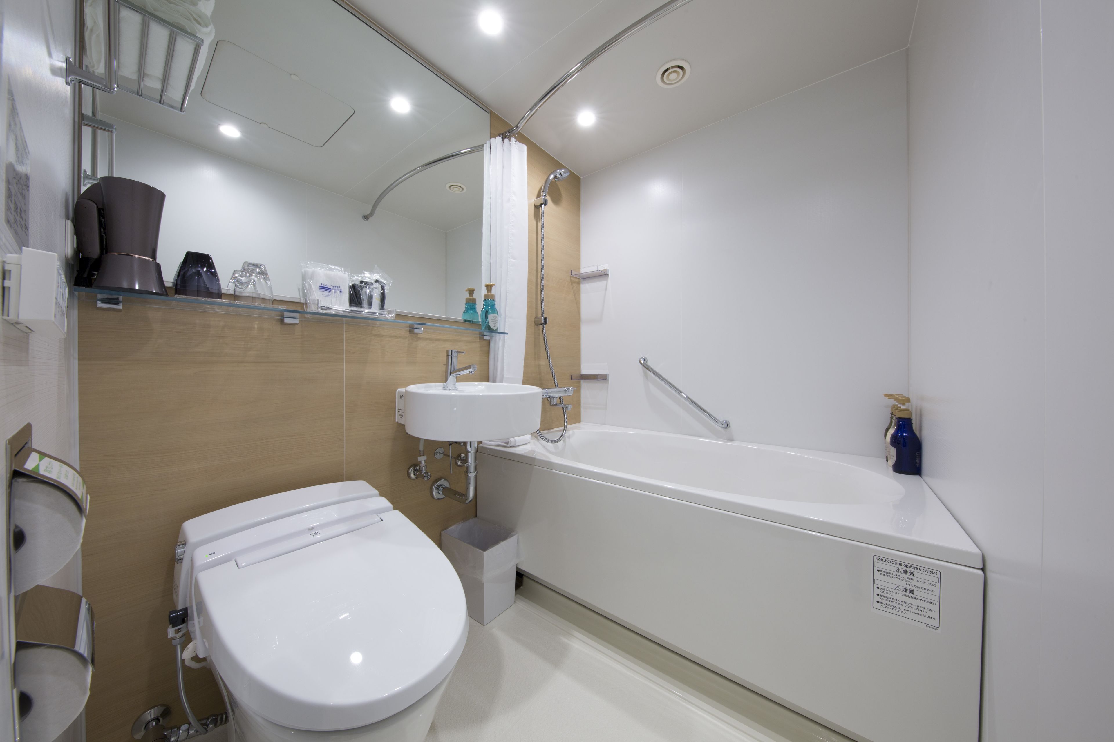 combined shower/bathtub, deep-soaking bathtub, free toiletries