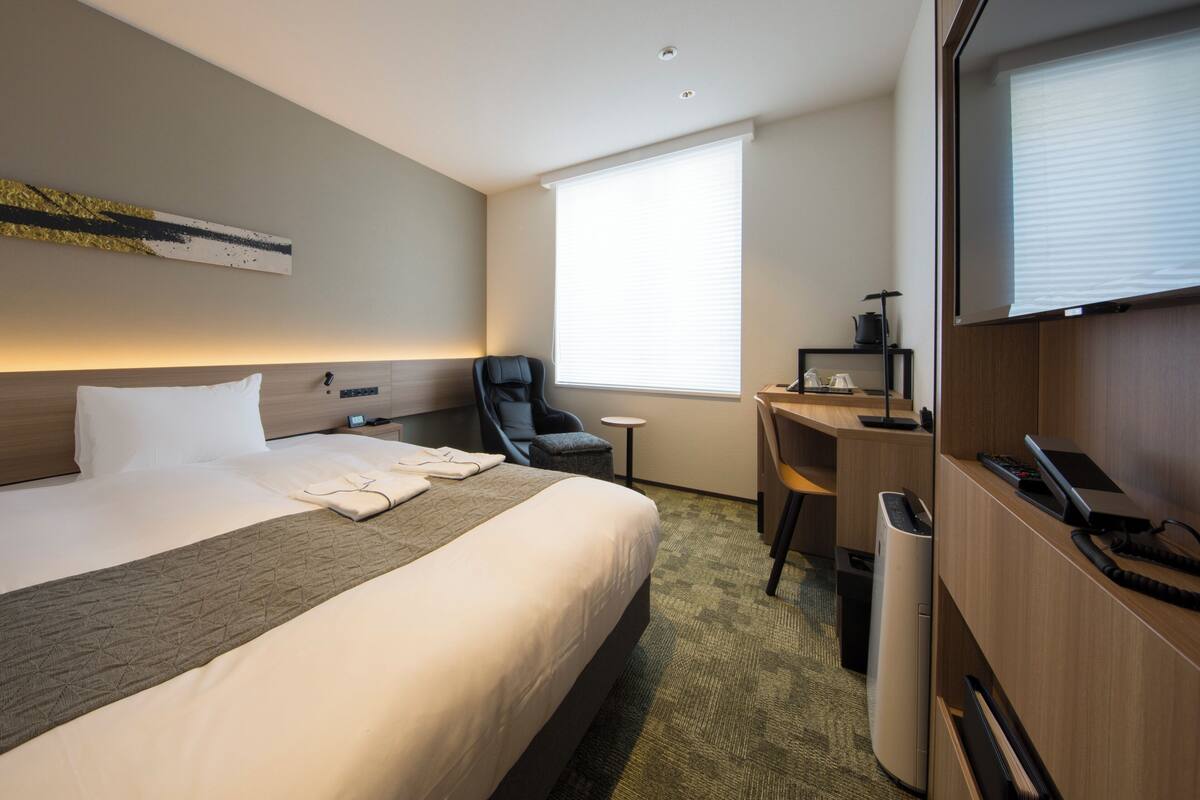1 bedroom, down duvets, in-room safe, blackout curtains