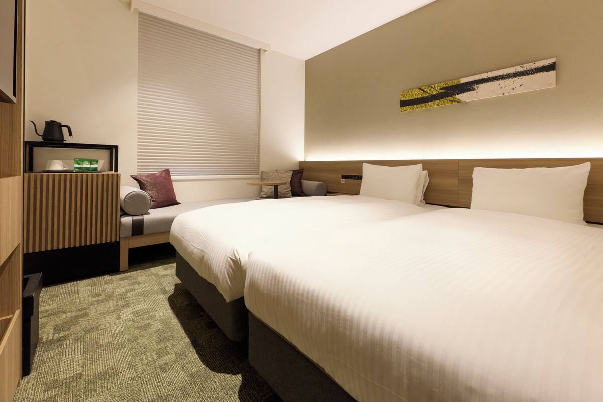 Hollywood Twin Room, 2 Twin Beds, Non Smoking | 1 bedroom, down duvets, in-room safe, blackout curtains