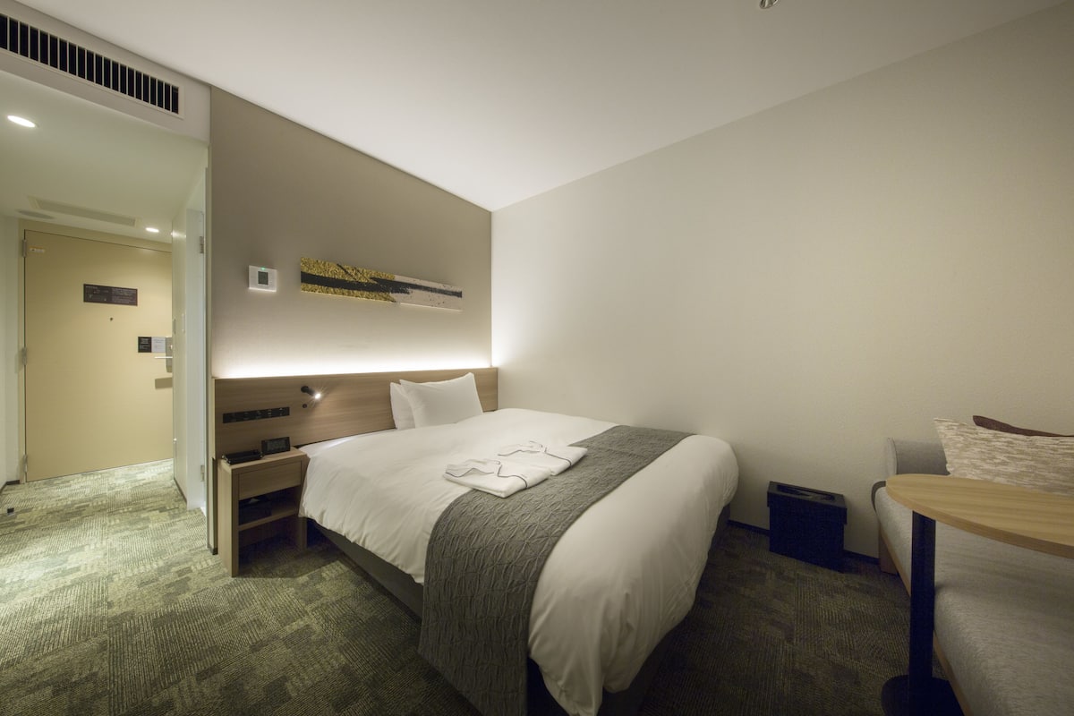 Standaard tweepersoonskamer, 1 queensize bed, niet-roken | 1 slaapkamer, donzen dekbedden, een kluis op de kamer