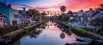 Venice Beach Bungalow Steps From the Canals & 5 Minute Walk to Venice Beach 
