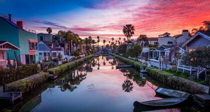 Venice Beach Bungalow Steps From the Canals & 5 Minute Walk to Venice Beach