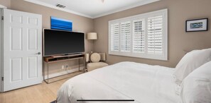 3 habitaciones, escritorio y tabla de planchar con plancha