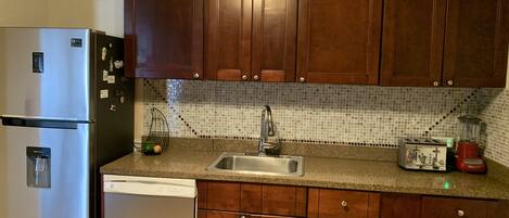 ثلاجة، ميكروويف، فرن، موقد طهي مسطح