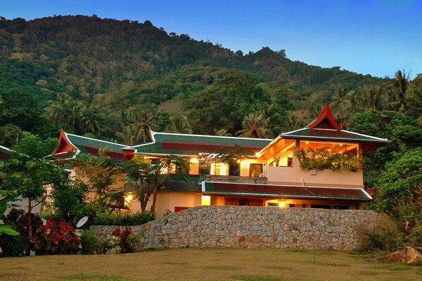 Exterior - Luxury 4 Bed Infinity Pool Villa, Chef. (Tambon Karon)