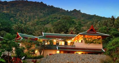 Ylellinen 4 hengen uima-allashuvila, kokki.