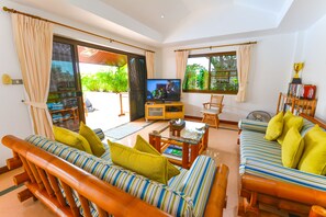 Smart TV, table tennis, books - Luxury 4 Bed Infinity Pool Villa, Chef. (Tambon Karon)