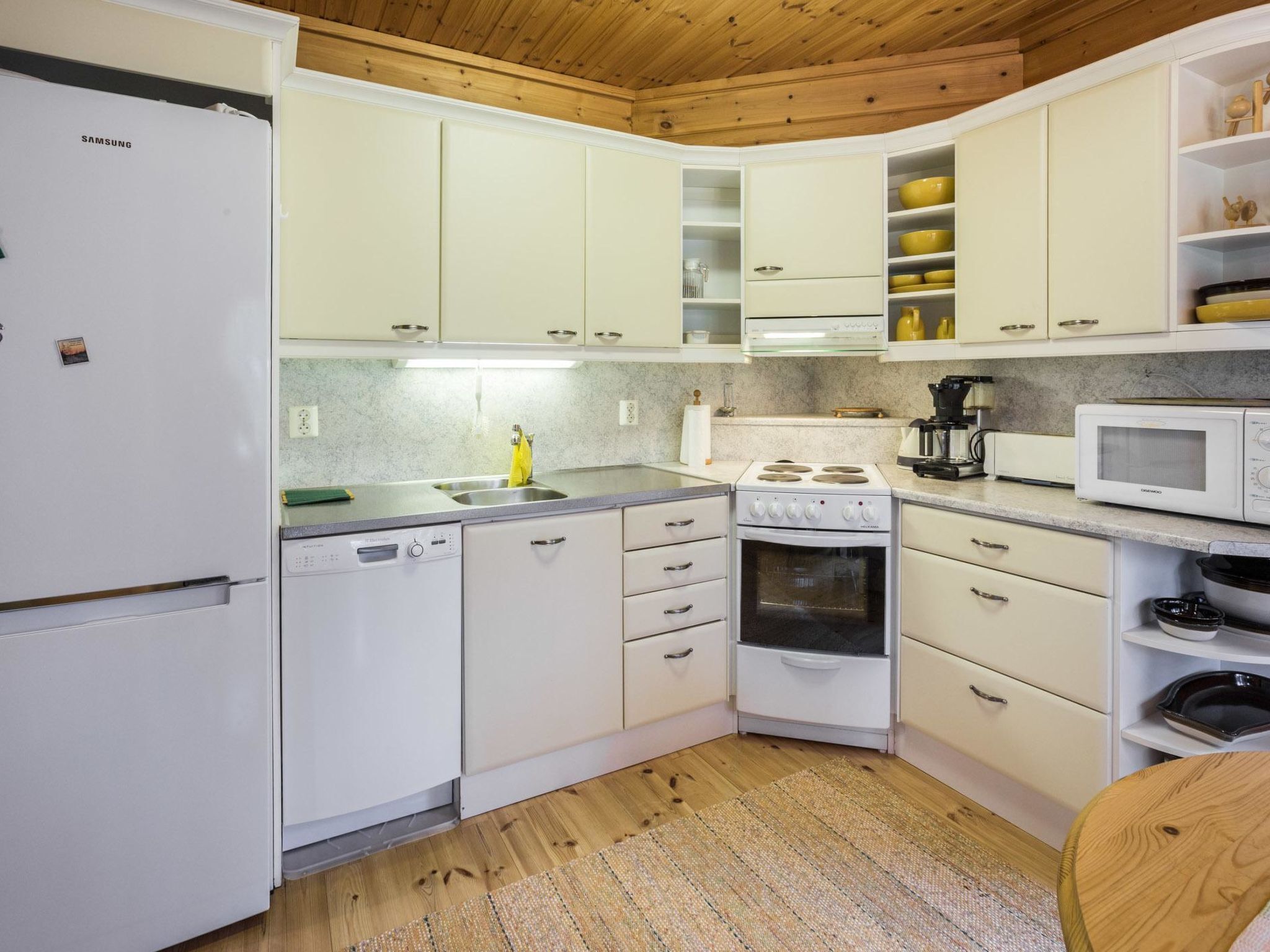 Jääkaappi, mikroaaltouuni, astianpesukone