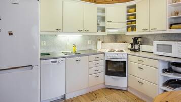 Jääkaappi, mikroaaltouuni, astianpesukone