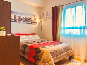 Standard Studio Suite | Desk, rollaway beds, bed sheets