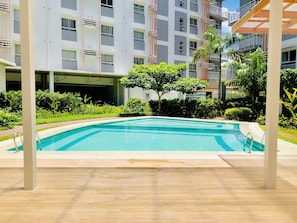 2 outdoor pools