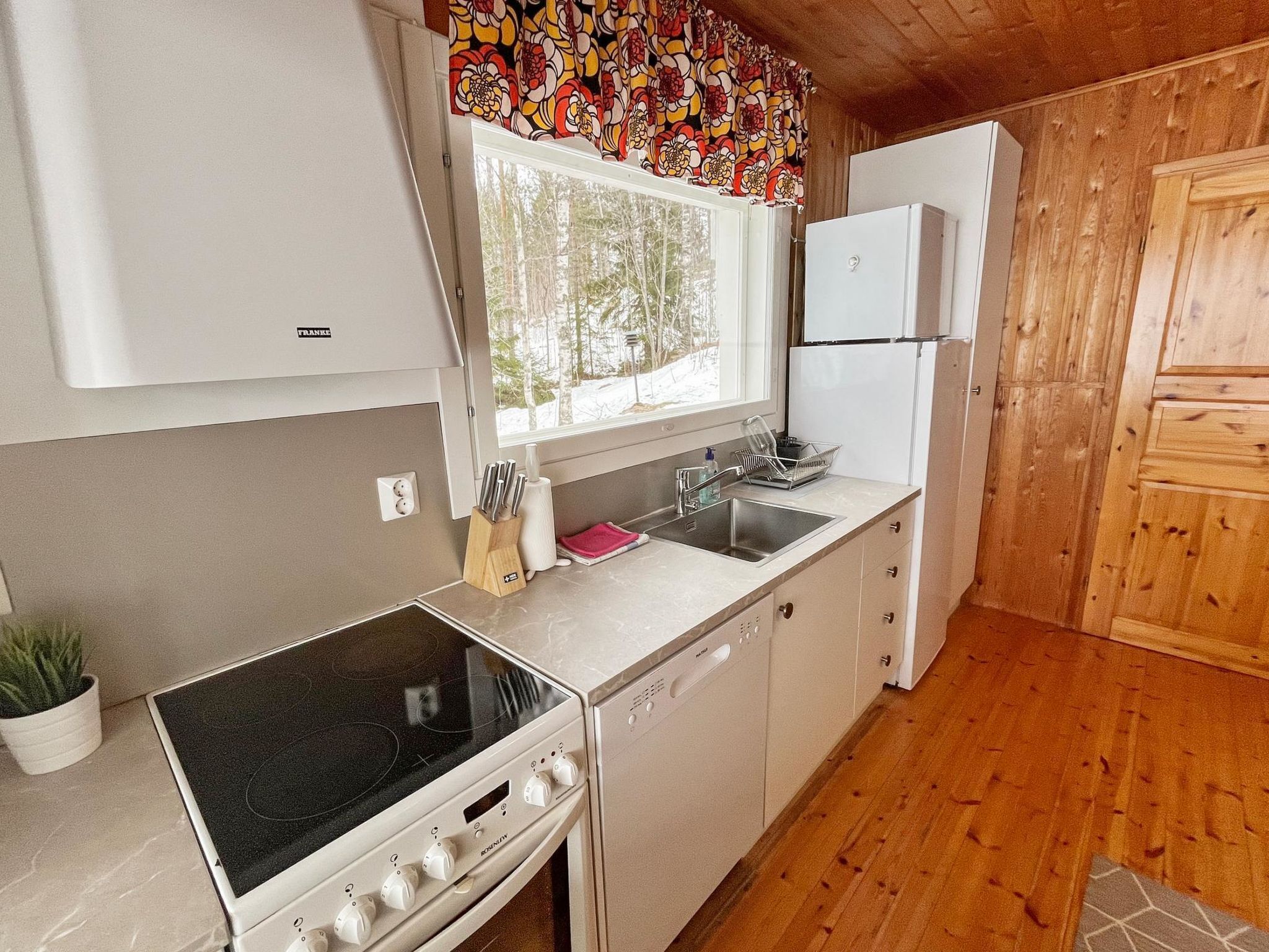 Refrigerador, microondas, lavavajillas y utensilios de cocina 