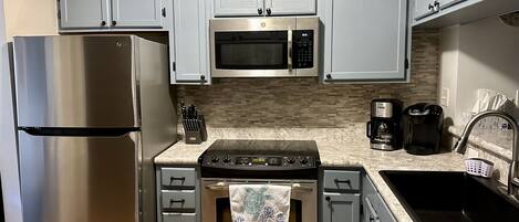 Een koelkast, een microgolfoven, een oven, een kookplaat