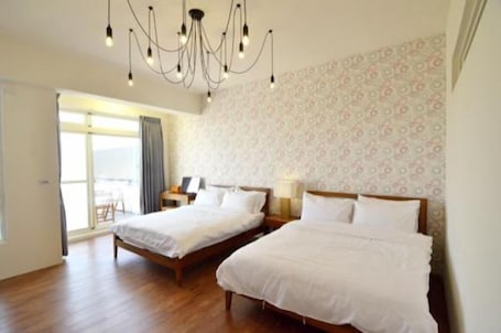 Quadruple Room | Desk, soundproofing, rollaway beds, free WiFi. Blue Heron