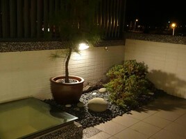 Chuveiro, produtos de toalete grátis, secador de cabelo, chinelos